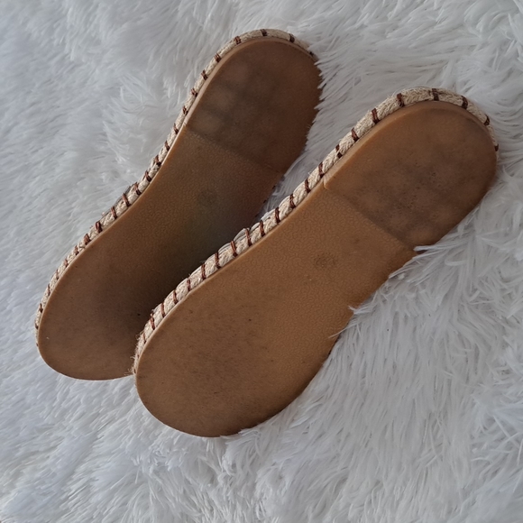 Gently worn in house only sandals - Picture 4 of 4